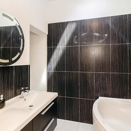 Four-bedroom In Apartament *